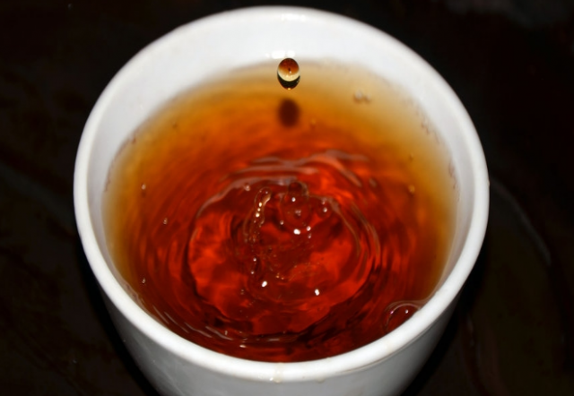 茶喝起来有点酸是不是变质了？还能喝吗？